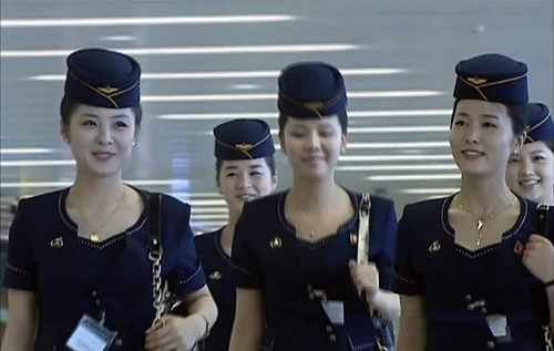 2015年7月1日，平壤順安國際機(jī)場第二航站樓竣工儀式在平壤舉行。當(dāng)天，航站樓正式投入使用。圖為航站樓竣工儀式視頻上出現(xiàn)的朝鮮空姐們。