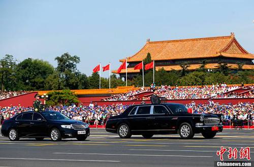 9月3日，紀念中國人民抗日戰爭暨世界反法西斯戰爭勝利70周年大會在北京隆重舉行。中共中央總書記、國家主席、中央軍委主席習近平檢閱參閱部隊。中新社記者 富田 攝
