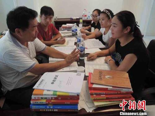 圖為在中牟縣城一個小區(qū)的學(xué)習(xí)點，幾名正在準(zhǔn)備公考的考生正在和郭宗強進行交流。