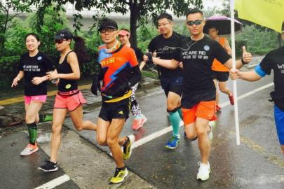 25.5小時完成環成都225公里跑 環衛工成名人(圖)1