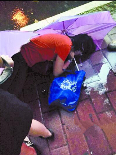 暴雨中伏倒在公交車站旁的女子終告不治
