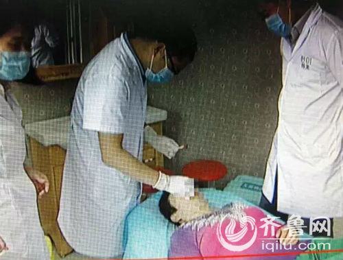 記者帶她來到一家整形醫(yī)院，檢查后發(fā)現(xiàn)，大姐的傷情比預(yù)料得嚴重。（視頻截圖）