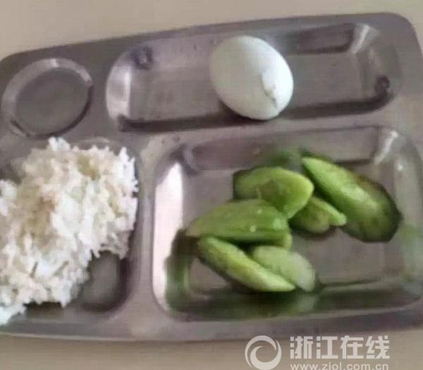 浙江一小學(xué)學(xué)生午餐只有黃瓜 老師吃帶魚螃蟹(圖)1