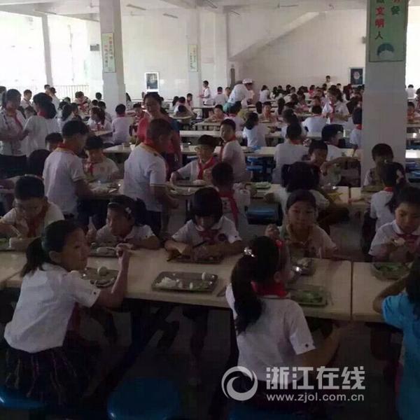 浙江一小學(xué)學(xué)生午餐只有黃瓜 老師吃帶魚螃蟹(圖)2
