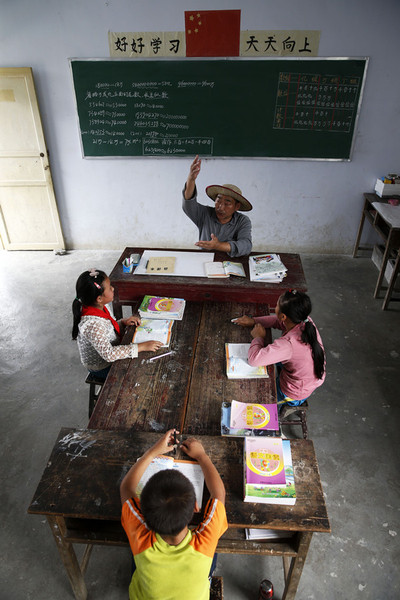 重慶市黔江區太極鄉新陸村小學坐落在大山中，交通不便，隨著多年的人口外流，這學期只剩下3名四年級學生和鄔榮祿一名老師。