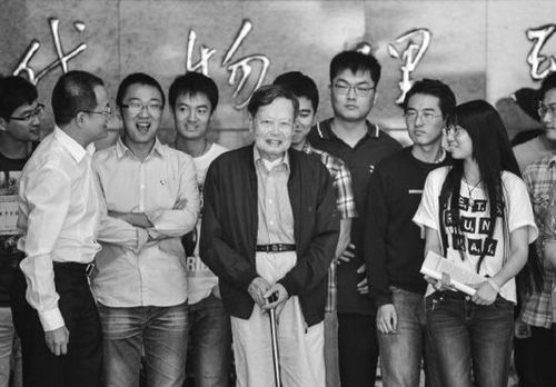楊振寧與中國(guó)科大的同學(xué)合影。