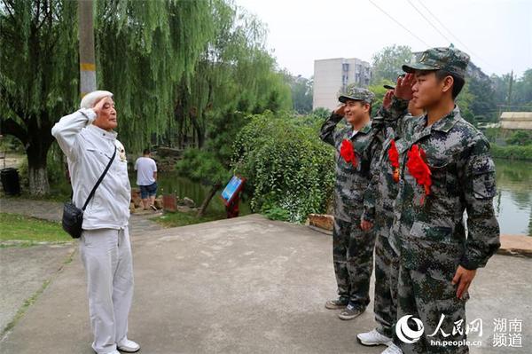 入伍新兵向抗戰老兵方耀寰敬軍禮致敬。 胡丹 攝