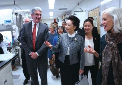 當地時間9月23日,國家主席習近平夫人彭麗媛在西雅圖參觀專門從事癌癥及致命傳染病研究的福瑞德·哈金森研究中心。新華社發