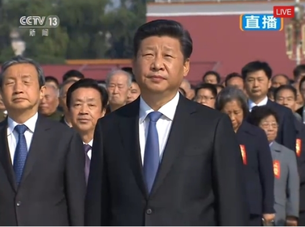 習(xí)近平等在天安門廣場向人民英雄敬獻(xiàn)花籃