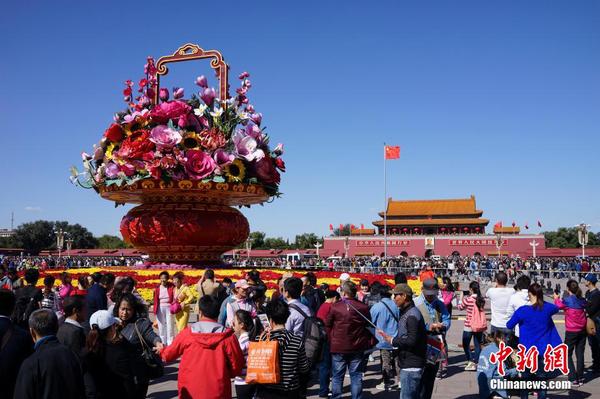 10月1日，大量游客在天安門廣場(chǎng)拍照留念。當(dāng)天是國(guó)慶假期首日。中新社記者 侯宇 攝