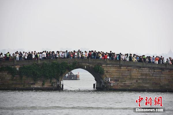10月1日，杭州西湖的斷橋上人頭攢動。當日是國慶國慶黃金周第一天，大批國內外游客前往杭州西湖，西湖各景點是人頭攢動，西湖迎來了國慶黃金周旅游高峰。龍巍 攝