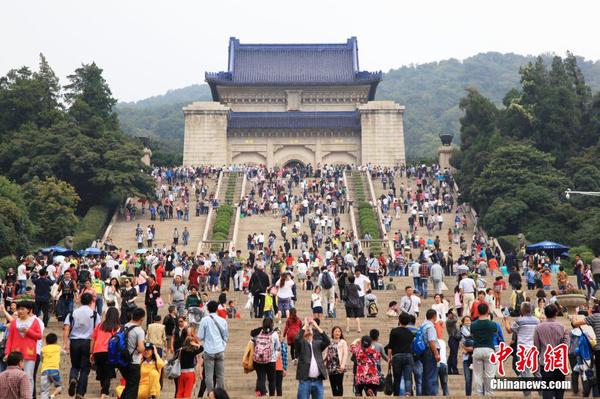 10月1日，江蘇省南京市，當日是“十一”黃金周的第一天，很多游客來到南京中山陵參觀游覽，中山陵景區迎來客流高峰。中新社發 姚俊 攝