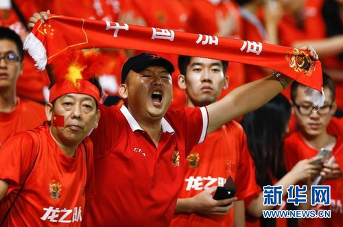 10月8日，中國隊(duì)失利后看臺(tái)上的中國球迷為球隊(duì)吶喊。當(dāng)日，在2018俄羅斯世界杯預(yù)選賽亞洲區(qū)40強(qiáng)賽C組比賽中，中國隊(duì)客場(chǎng)以0比1不敵卡塔爾隊(duì)。 新華社記者崔新鈺攝
