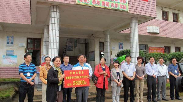 南昌市委會(huì)在對(duì)口幫扶村莊開展捐資助學(xué)活動(dòng)