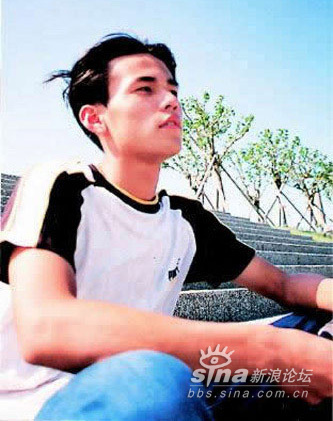 周杰倫罕見(jiàn)成長(zhǎng)照曝光 靦腆青澀酷勁初顯