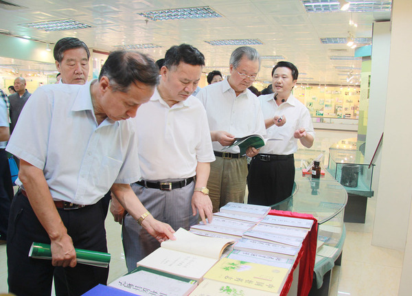 在廣西中醫藥大學醫史館，考察組成員翻閱壯醫理論著作。