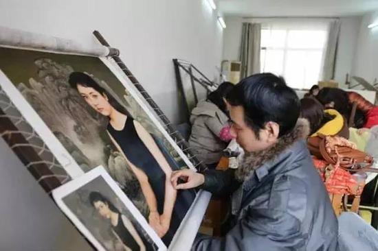圖為朱軍成為國母彭麗媛制作繡像