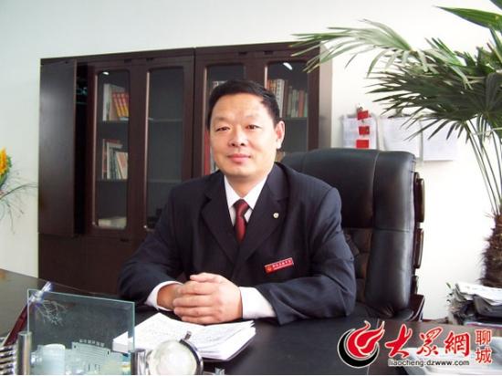 聊城市嘉明開發區第一實驗小學校長李志猛任校長一職20余年，在做行政和管理工作之前是數學教師出身。他稱，之所以取消小學一二年級的數學課，與低齡孩子的邏輯思維能力有關系。（大眾網記者 王新 攝）