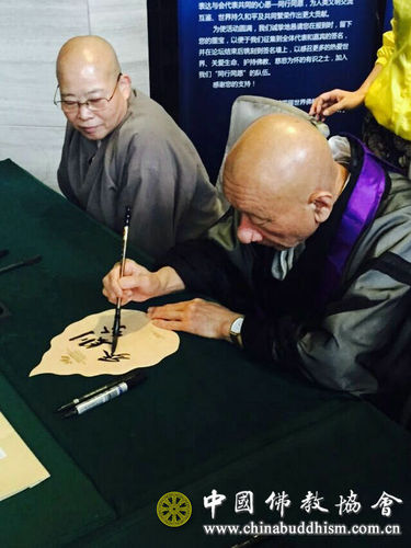 出席第四屆世界佛教論壇的海內(nèi)外佛教代表和嘉賓陸續(xù)抵達(dá)無錫報到參會1