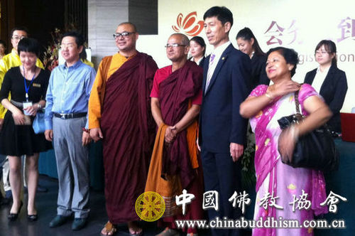出席第四屆世界佛教論壇的海內(nèi)外佛教代表和嘉賓陸續(xù)抵達(dá)無錫報到參會3