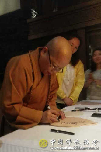 出席第四屆世界佛教論壇的海內(nèi)外佛教代表和嘉賓陸續(xù)抵達(dá)無(wú)錫報(bào)到參會(huì)4