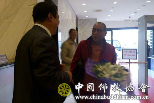 出席第四屆世界佛教論壇的海內(nèi)外佛教代表和嘉賓陸續(xù)抵達(dá)無(wú)錫報(bào)到參會(huì)6