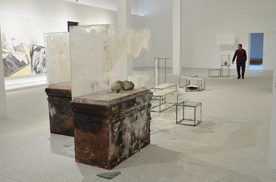 繭史(簡史) 梁紹基 蠶絲、繭、木、鐵、有機玻璃、古瓷匣缽、漢磚 2015