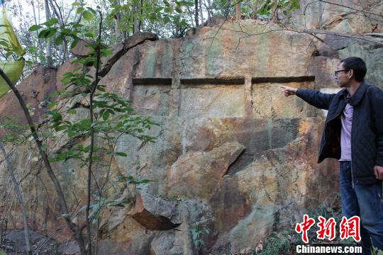 “玲峰池”鑲嵌御碑的巖壁 徐遠(yuǎn) 攝