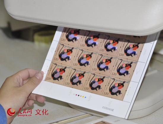 每一枚郵票中間藍色的數字就是各自的專屬“身份證號”;版面右下角黑色的數字則是此版郵票的編號。(人民網 王鶴瑾 攝)