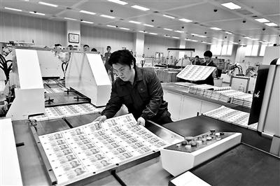 新版百元鈔明天露真容 舊版百元大鈔將粉碎后發電