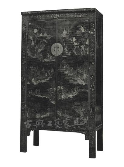 (一)清中晚期 紅漆描金山水人物圖方角柜(圖1-1)
高204.5厘米,寬113.5厘米,深53.3厘米
此柜紅漆為地,上描金彩繪紋飾,想象實物,定是富麗堂皇,光彩奪目。