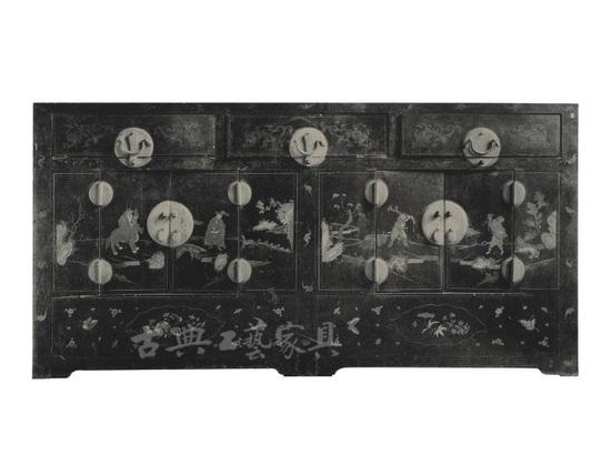 (二)清中期 黑漆描金彩繪職貢圖聯三櫥(圖2-1)
高95.6厘米,寬189.9厘米,深54.6厘米
聯三櫥黑漆為地,原書注為描紅、描金,推測應是彩繪描金。