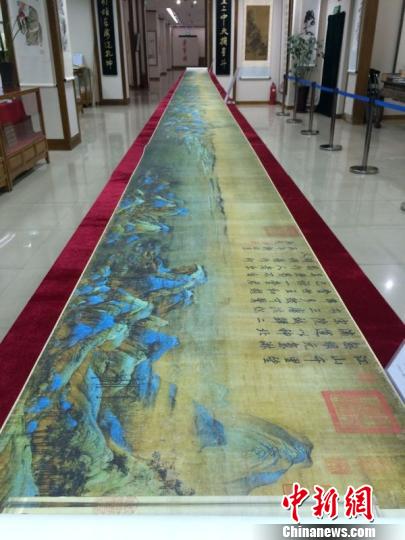 圖為《千里江山圖》高仿真藝術(shù)品全圖　曹強　攝