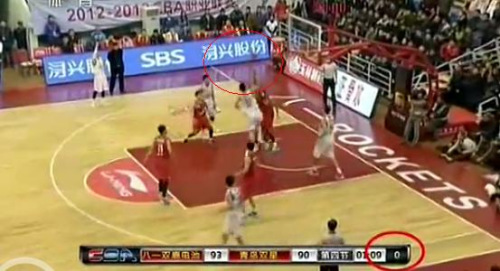 24秒已到,八一的球未碰框。圖片來(lái)源:視頻截圖。 24秒已到,八一的球未碰框。圖片來(lái)源:視頻截圖。
