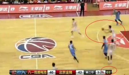 由于計(jì)時(shí)器問(wèn)題,時(shí)間只剩3秒,青島的球還在后場(chǎng)。圖片來(lái)源:視頻截圖。 由于計(jì)時(shí)器問(wèn)題,時(shí)間只剩3秒,青島的球還在后場(chǎng)。圖片來(lái)源:視頻截圖。