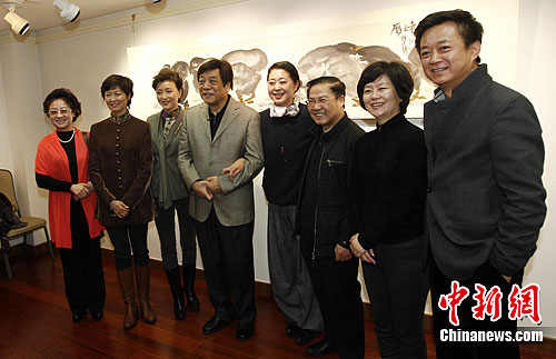 　　2012年，倪萍在北京榮寶齋大廈舉辦個人畫展發布會，趙忠祥、楊瀾、敬一丹、朱軍等央視“名嘴”紛紛到場祝賀。中新社記者 杜洋 攝