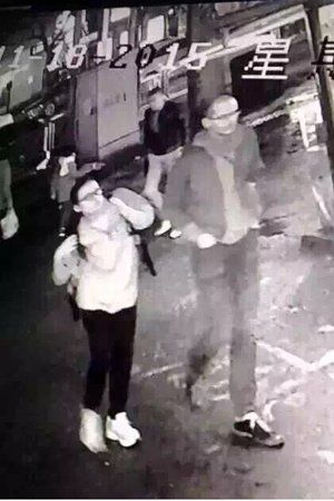 　小區監控記錄下的兩名嫌疑人。