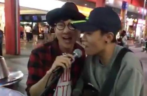 林俊杰在信義區(qū)與街頭藝人合唱畫(huà)面。
