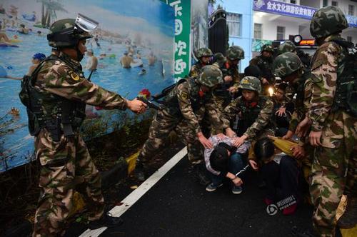 圖為11月22日，武警特戰(zhàn)隊(duì)員抓住犯罪嫌疑人。
