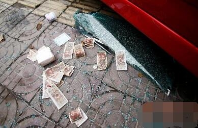 小區50輛車被砸 為何要把車停在路邊？車主：一個車位10萬元