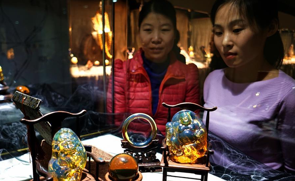 （1）11月22日，游人參觀用波羅的海琥珀制作的中國特色工藝品。