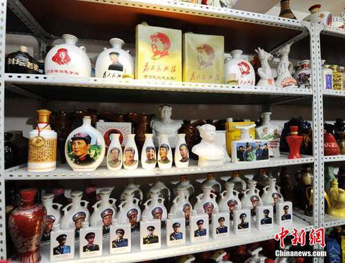 30多年里，他通過(guò)撿拾、購(gòu)買(mǎi)、海淘、朋友贈(zèng)與等多種方式，收藏了中外各個(gè)時(shí)期的極具藝術(shù)特色的酒器，至今已超過(guò)一萬(wàn)件。 張瑤 攝