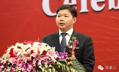 “政事兒”(微信ID：gcxxjgzh)發(fā)現(xiàn)，從2005年任正廳級(jí)武漢鐵路局局長(zhǎng)算起，在這10年多時(shí)間中，安路生的職位至少發(fā)生14次變動(dòng)，這種高頻率職位變動(dòng)的案例在官員群體中比較少見(jiàn)。