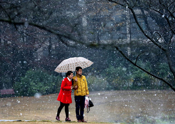 杭州難得見到下雪，游客開心不已。