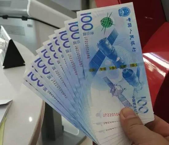 后來，楊店長查了下資料，發(fā)現(xiàn)紀念鈔確實可以用的。“我們呢，確實沒有接到過，顧客走了員工要賠的，后來他過來了，我們也向他表示歉意。”