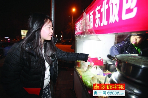 　12月13日。凌晨6點(diǎn)，北京街頭。顧異乘坐超級(jí)跑車巡街，見(jiàn)到路邊有仍在寒風(fēng)中擺攤的小販，她給大家送去了紅包。