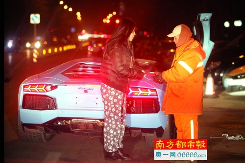12月12日。凌晨5點(diǎn)，北京街頭。顧異叫了一輛超級(jí)跑車，然后把剩下的錢包成紅包，逐一分發(fā)給在街頭清掃馬路的環(huán)衛(wèi)工人。