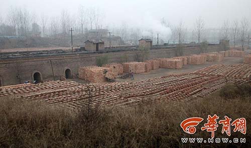 近日，磚廠就地取材用黃土燒磚，多年來取土面積不斷擴大，范圍向不遠處的全國重點文物保護單位渭陵延伸，這一現象被一名文物愛好者觀測衛星照片發現，并在網上公開。一位曾參與渭陵調查勘探的專家認為，磚廠取土已侵入了渭陵的建設控制地帶，這一區域屬于渭陵陵園夯土垣墻。“磚廠不僅破壞了2000多年前的陵園垣墻，還用垣墻夯土來燒磚售賣，這太荒唐了。” 圖片來源：華商網