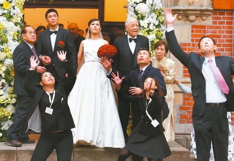 李登輝孫女李坤儀12月15日結婚，一男子突然丟抗議紙鬧場，李登輝夫人曾文惠（后排右一）面露驚恐，隨扈急忙飛躍想攔下。來源：臺灣《聯合報》