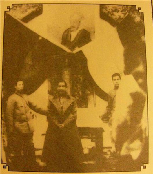 辛亥革命期間，擔(dān)任臨時(shí)大總統(tǒng)的孫中山到南京紫金山祭奠明太祖朱元璋。